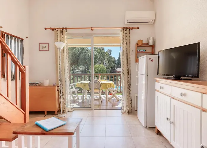 Direct Access To The With Swimming Pool Daire Le Lavandou