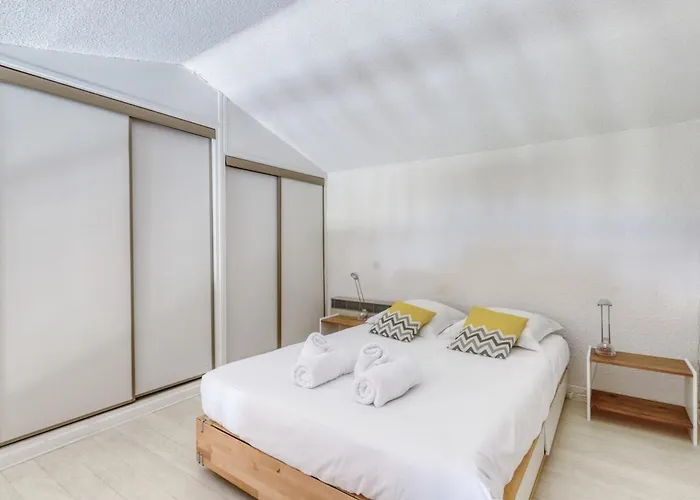 Direct Access To The With Swimming Pool Apartman Le Lavandou